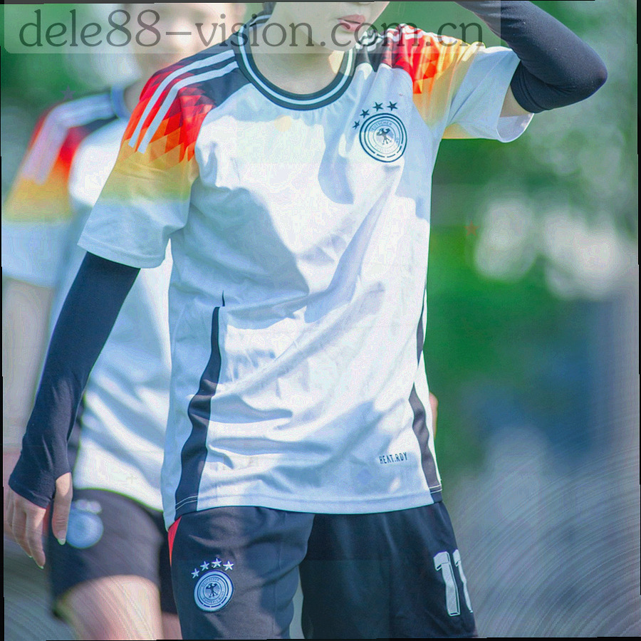 高原山脊与云层构成的极简色块图形，向两侧层层展开，示意云南本地服务覆盖范围